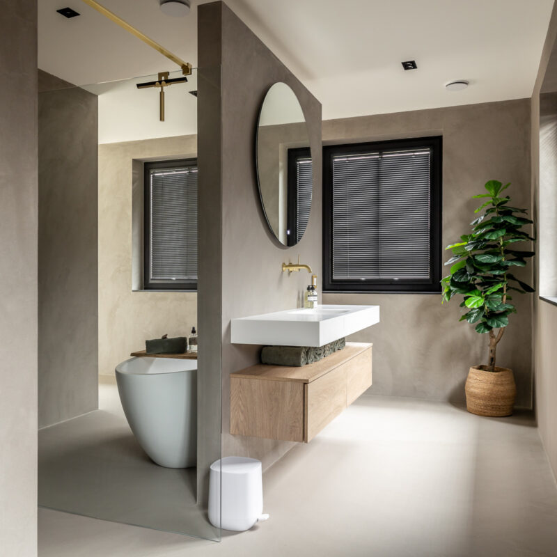 Kalkverf badkamer met plant